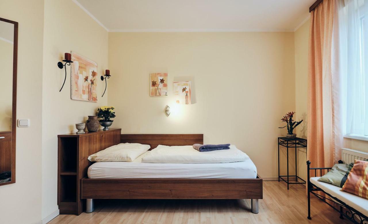 Pension Zum Romer เอนส์ ภายนอก รูปภาพ