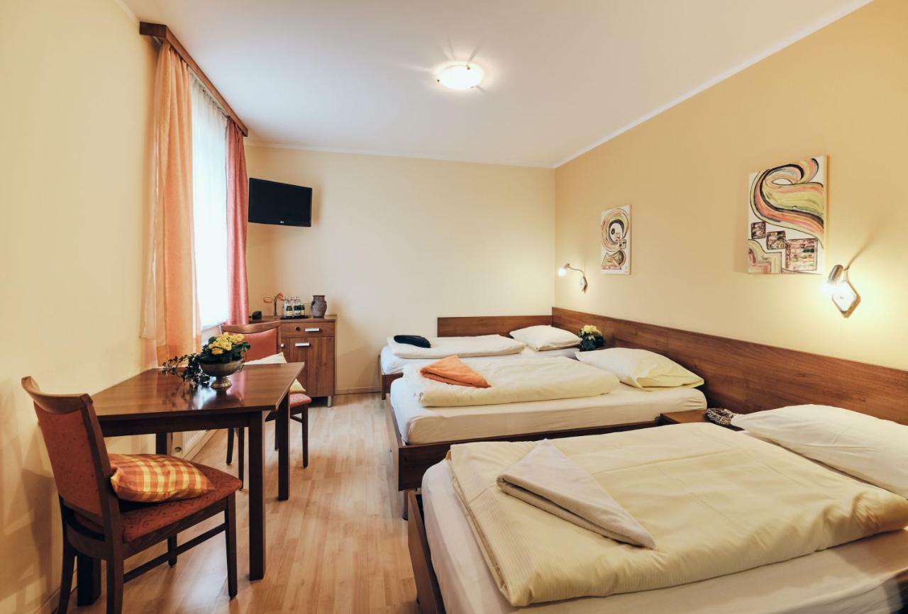 Pension Zum Romer เอนส์ ภายนอก รูปภาพ