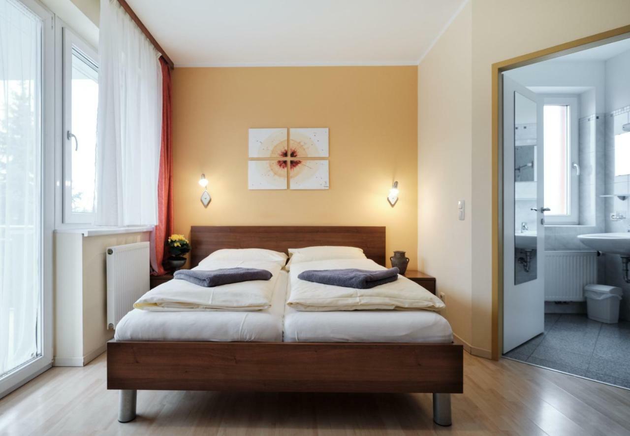 Pension Zum Romer เอนส์ ภายนอก รูปภาพ